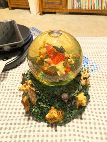 Noahs Ark Music Box Snow Globe Singing in the Rain I think what it plays video - Imagen 4 de 23