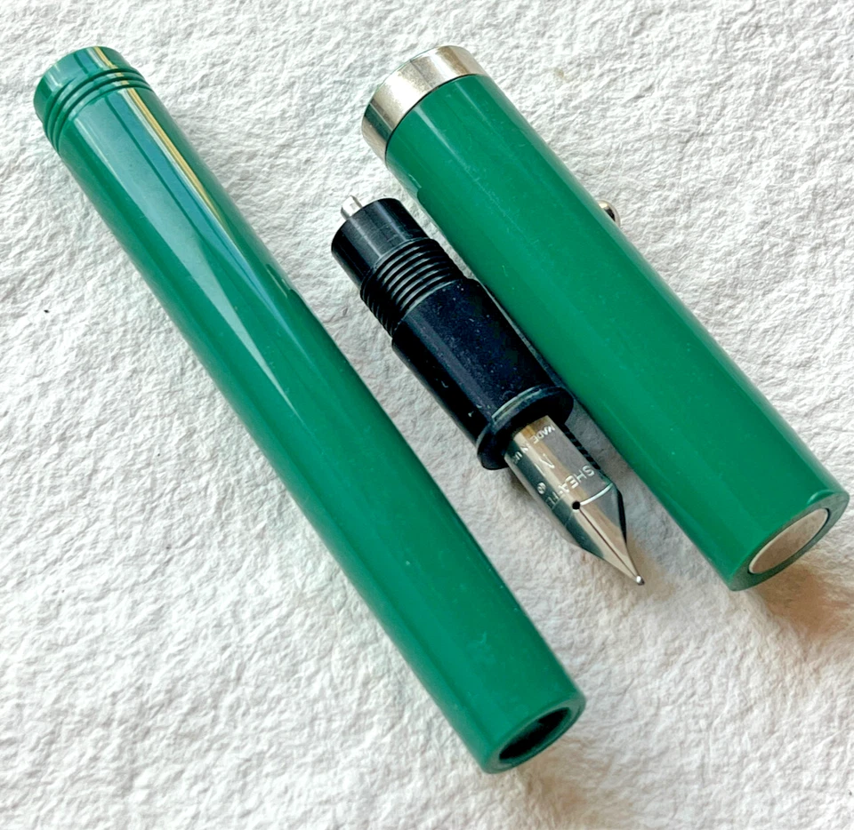 Pluma Estilográfica Sheaffer NO NONSENSE - Plumín Mediano - Verde Opaco Foto 3 de 3