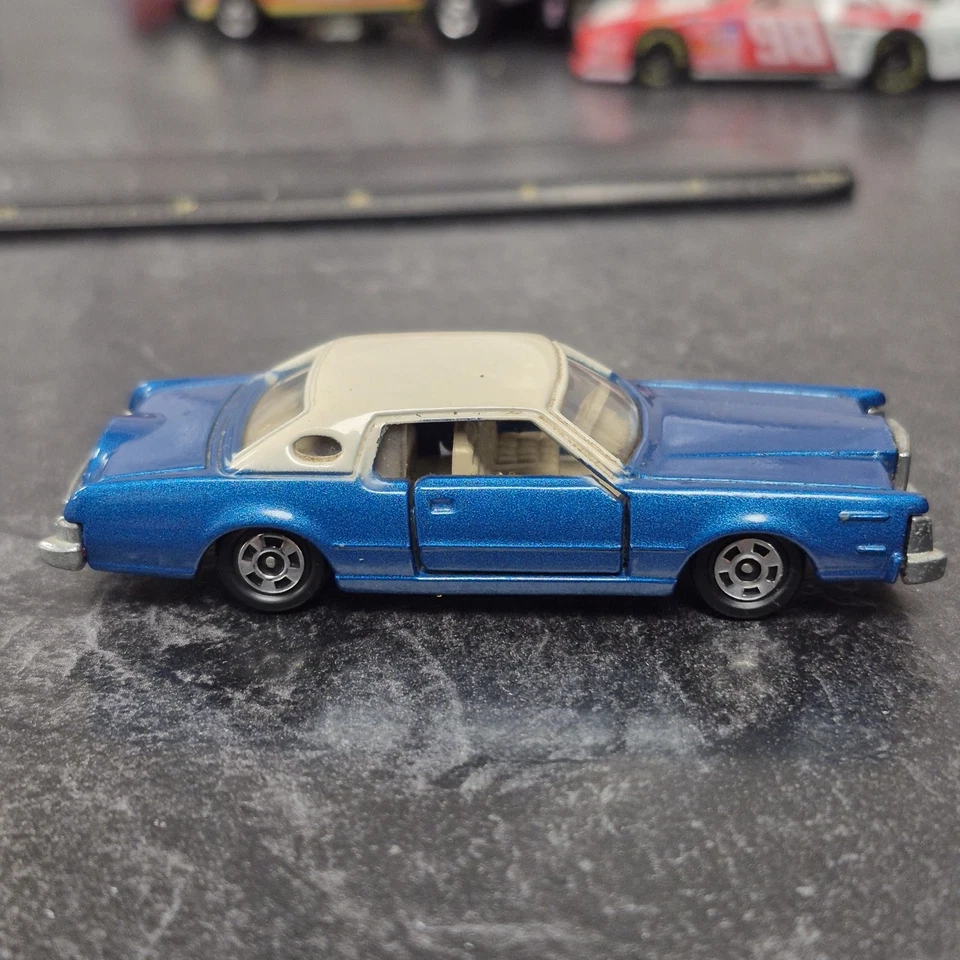 Ford Continental Mark IV 1976 Tomy Tomica F4 azul con interior crema Foto 3 de 4