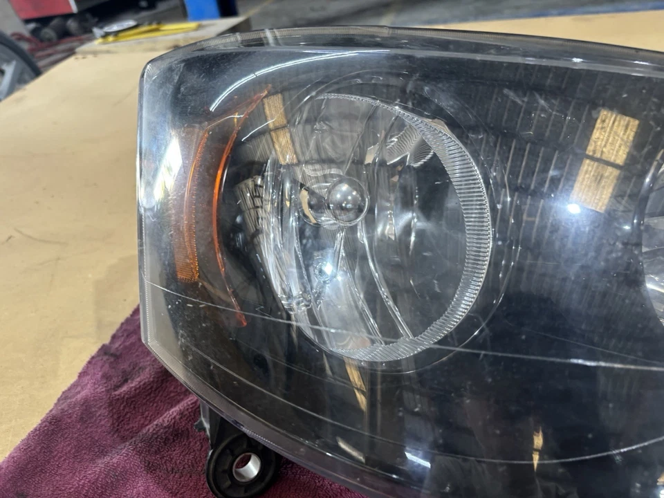 Faro halógeno para pasajero derecho Dodge Caravan 2011-2020 OEM Foto 3 de 4