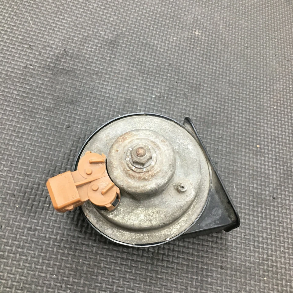 05-09 Land Rover LR3 Driver Left Front Low Tone Horn OEM YEB500080 - Image 4 of 4