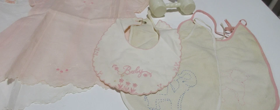 RARO! Antiguo bebé niña bordado 2 vestidos bata 3 baberos almohada sonajeros percha Foto 3 de 4