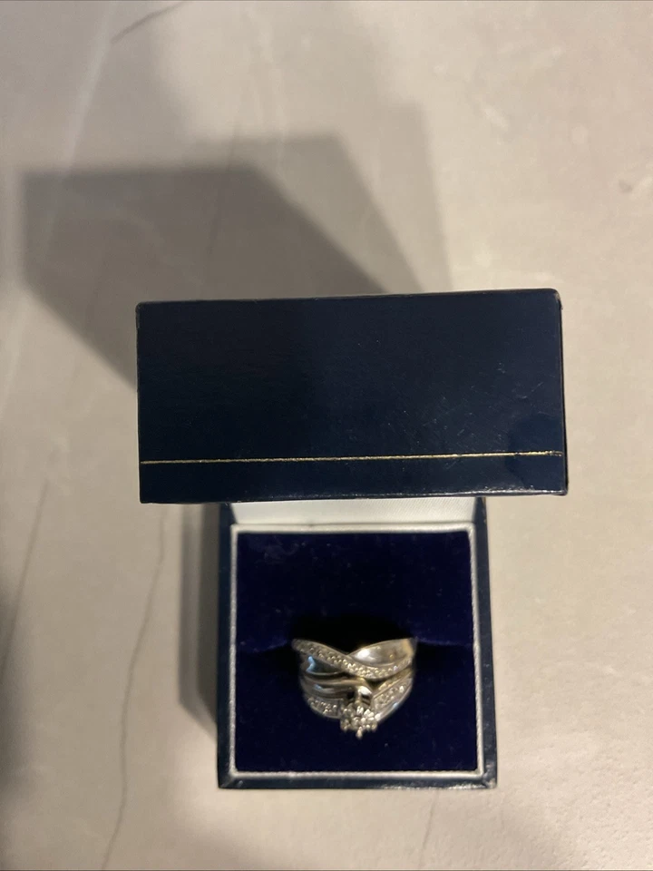 LADIES GOLD AND DIAMOND WEDDING RING AND ENGAGEMENT RING SET SIZE N - Image 1 of 4