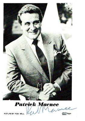 PATRICK MCNEE Autogramm original signiert AK 15 x 10 cm Schirm Charme Melone