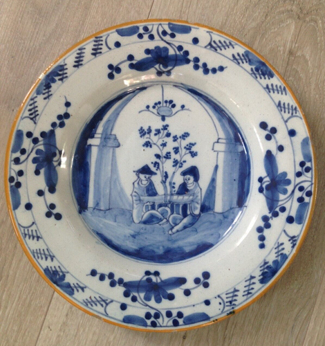 TROIS ASSIETTES EN FAÏENCE, DELFT, XVIIIe SIÈCLE
