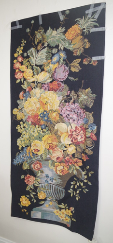 C2 - 1/2 tapiz colgante pared corona decoración urna con frutas y flores 26” x 56”
