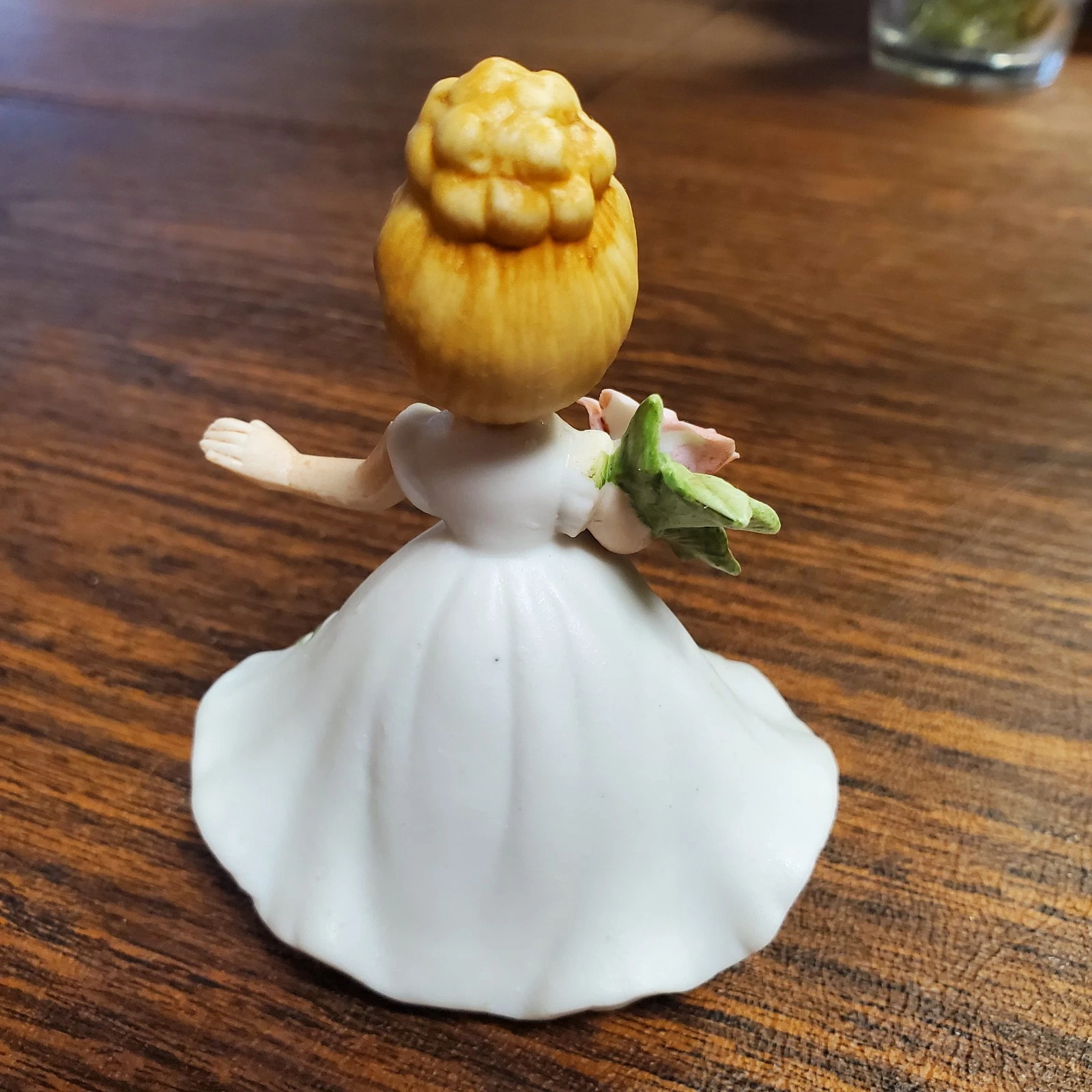 OFF WHITE Bambina vintage in ceramica con grande fiore vestito bianco sporco con fiori rosa 4"