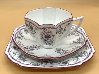 Shelley China Pink Scroll Queen Anne Form Tasse, Untertasse & Beilagenteller Trio.