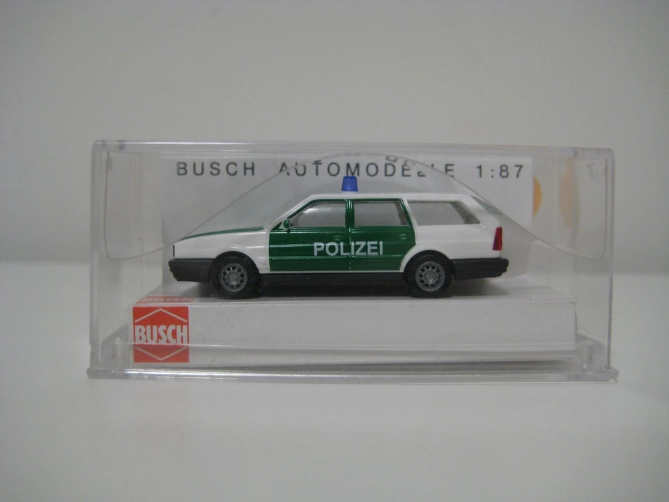 Busch H0 48103 - Coche de policía Volkswagen Passat Variant - Imagen 3 de 4