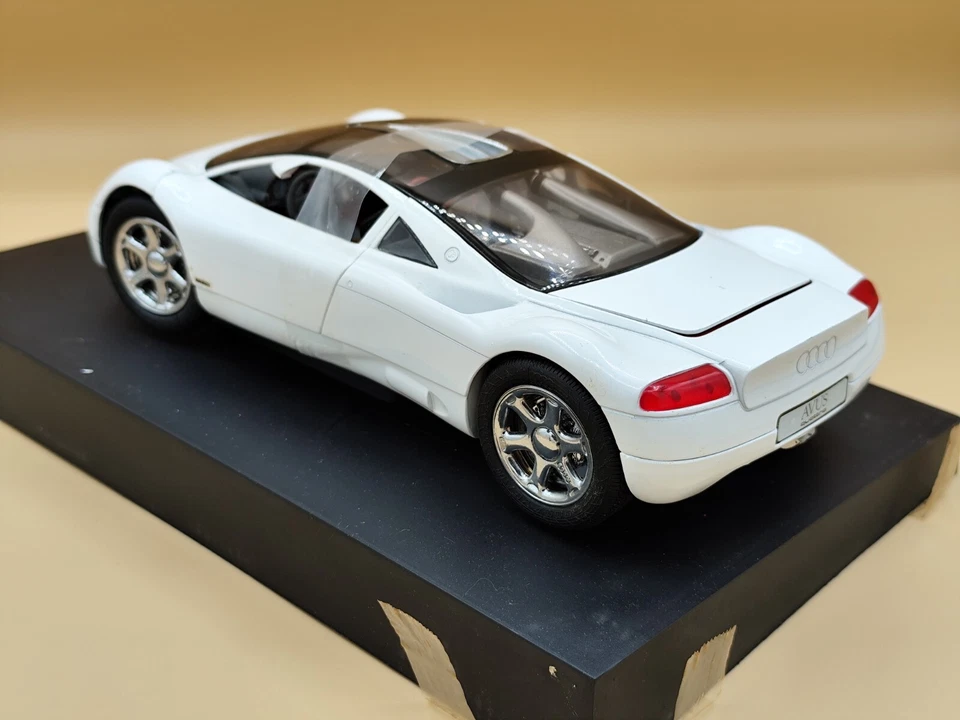1/18 Audi Avus Quattro "Concept Car" Blanc 1994 Revell ref: 8830 - Photo 2/3
