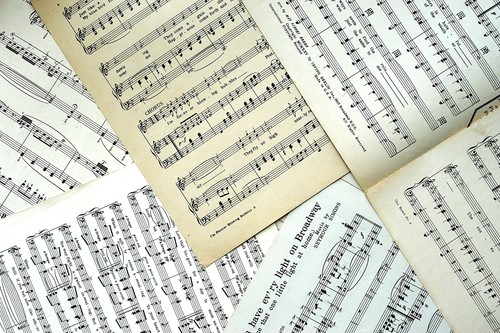 Pages for repurposing: 1/8 lb mix of vintage sheet music - 第 1/2 張圖片