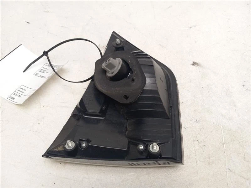 2007-2008 MITSUBISHI OUTLANDER REAR PASSENGER TAIL LAMP LID - Image 4 of 4