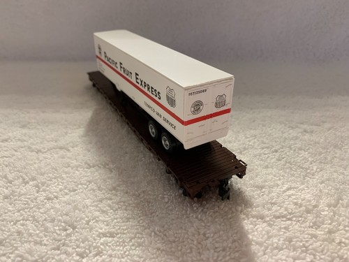 Con-Cor #0001-009154 HO Scale Pacific Fruit Express 54' Flatcar &Trailer #598221 - Picture 5 of 8