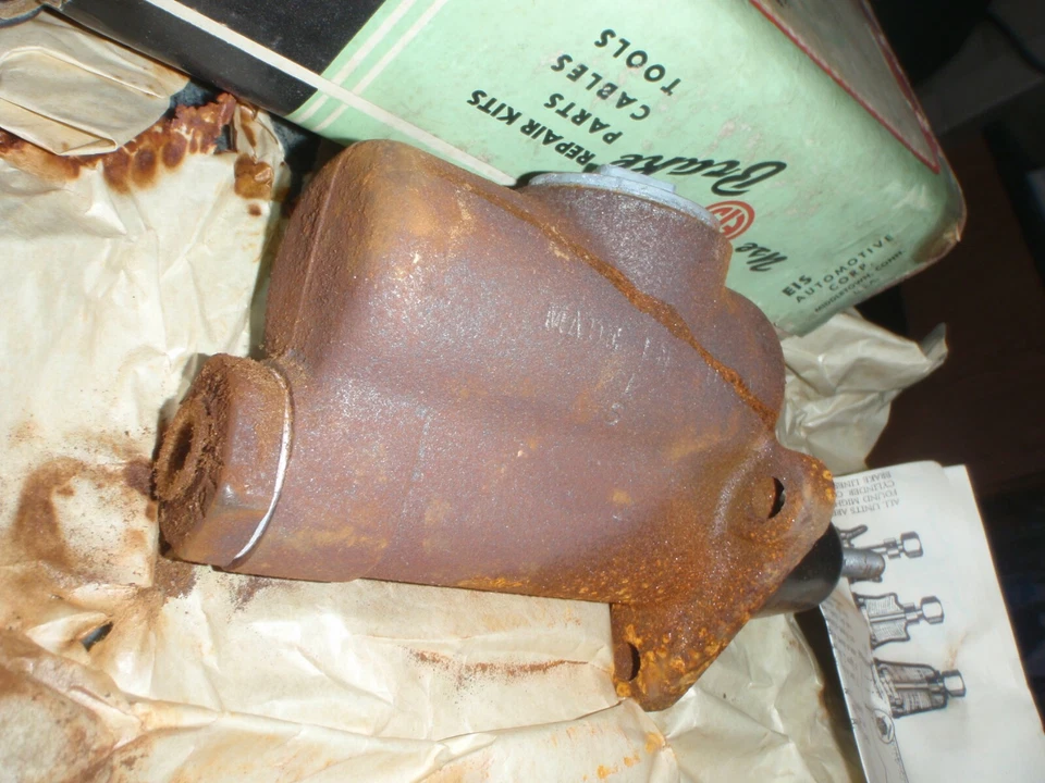 Cilindro maestro de freno 53 Buick Super serie 50 transmisión estándar 1953 Foto 3 de 4