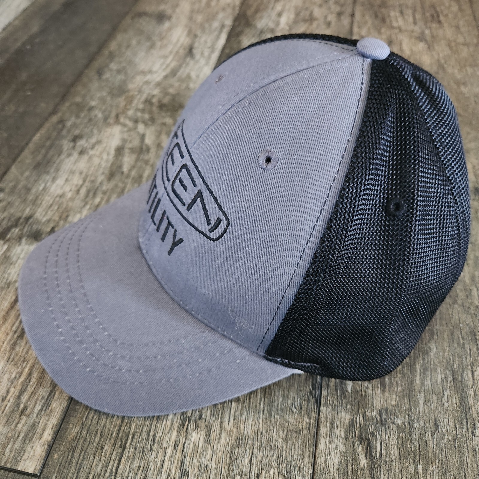 Cappello uomo camionista baseball Keen Utility rete grigio nero ricamato regolabile