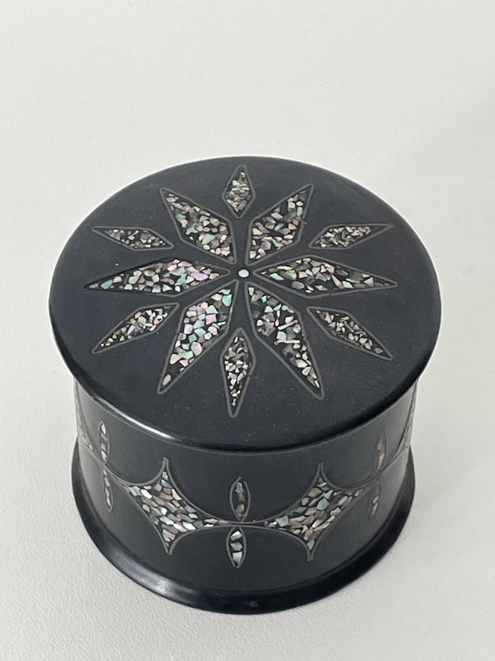 Boite Napoléon III  laquée noir incrustation de nacre. - Photo 2/4