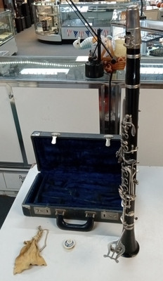 Vintage Bundy Clarinet w/ case