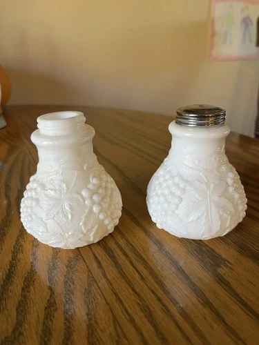 VINTAGE 1950's IMPERIAL MILK GLASS GRAPE AND VINE 3.5" SALT AND PEPPER SHAKERS