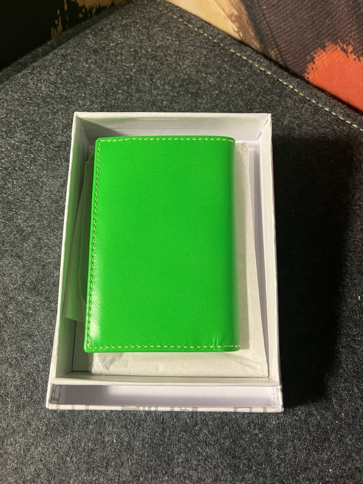 CARTERA COMME DES GARÇON CDG BI PLEGABLE EN VERDE SUPERFLUORESCENTE Foto 4 de 4