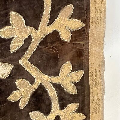 Applique Ancienne En Brocart Portugais Du 18ème - Broderie Métallisée Sur Velours - Décoration Murale Vintage