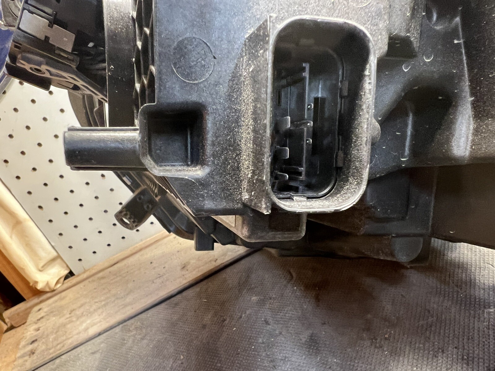 broken mounts 21 22 MINI COOPER COUNTRYMAN passenger led headlight  