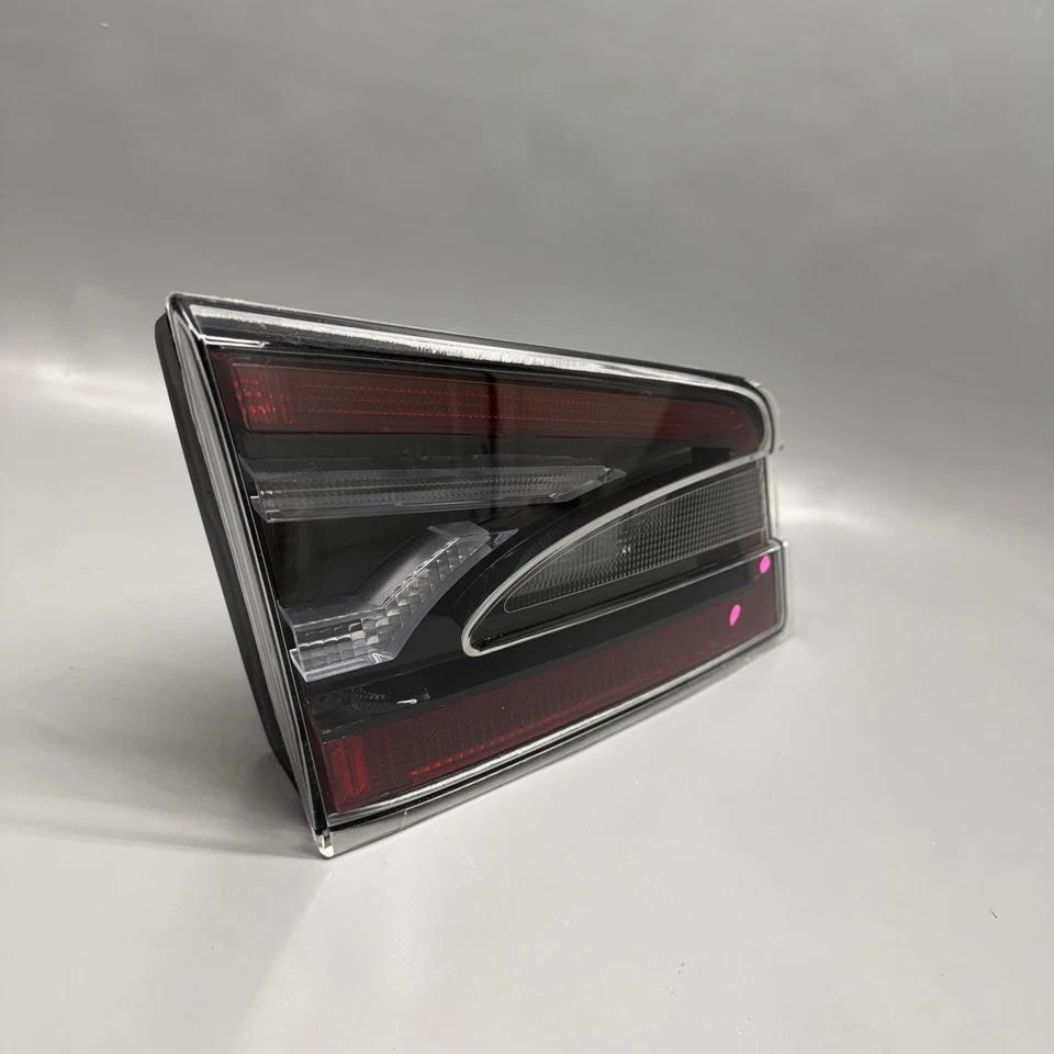 LUZ TRASERA INTERIOR IZQUIERDA TESLA MODELO S 2012 2013 2014 2015 OEM 6005922-00-E Foto 2 de 4