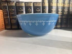 VINTAGE PYREX BLUE AND WHITE SNOWFLAKE GARLAND MIXING BOWL 2 1/2 QUART 403