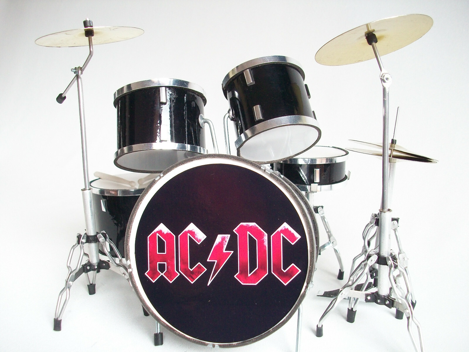 Batterie miniature Phil Rudd AC-DC noire pour décorer un studio de musique