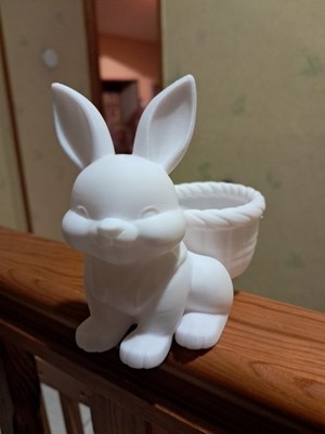 Osterhase mit Plastikschale Eiersuche Schokolade oder Deko