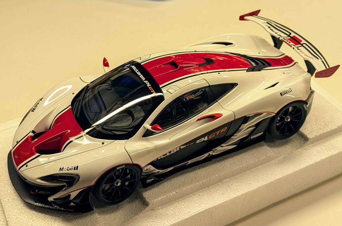 AUTOart 1/18 McLaren P1 GTR (White/Red) Composite Model AUTOart 1/18 McLaren P1 GTR (White/Red) Composite Model