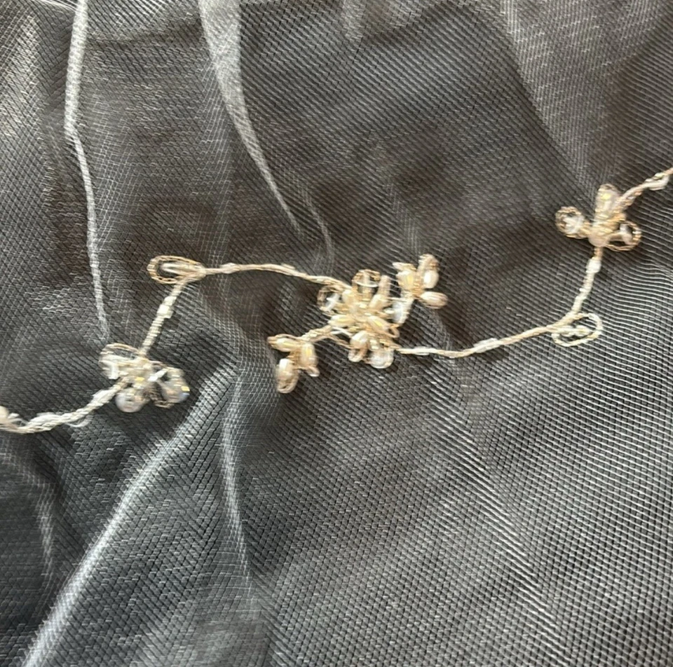 NUEVO CON ETIQUETAS David's Bridal 2 Niveles Capa Cristal Borde Cuentas Velo Metálico Floral Pergamino Foto 3 de 4