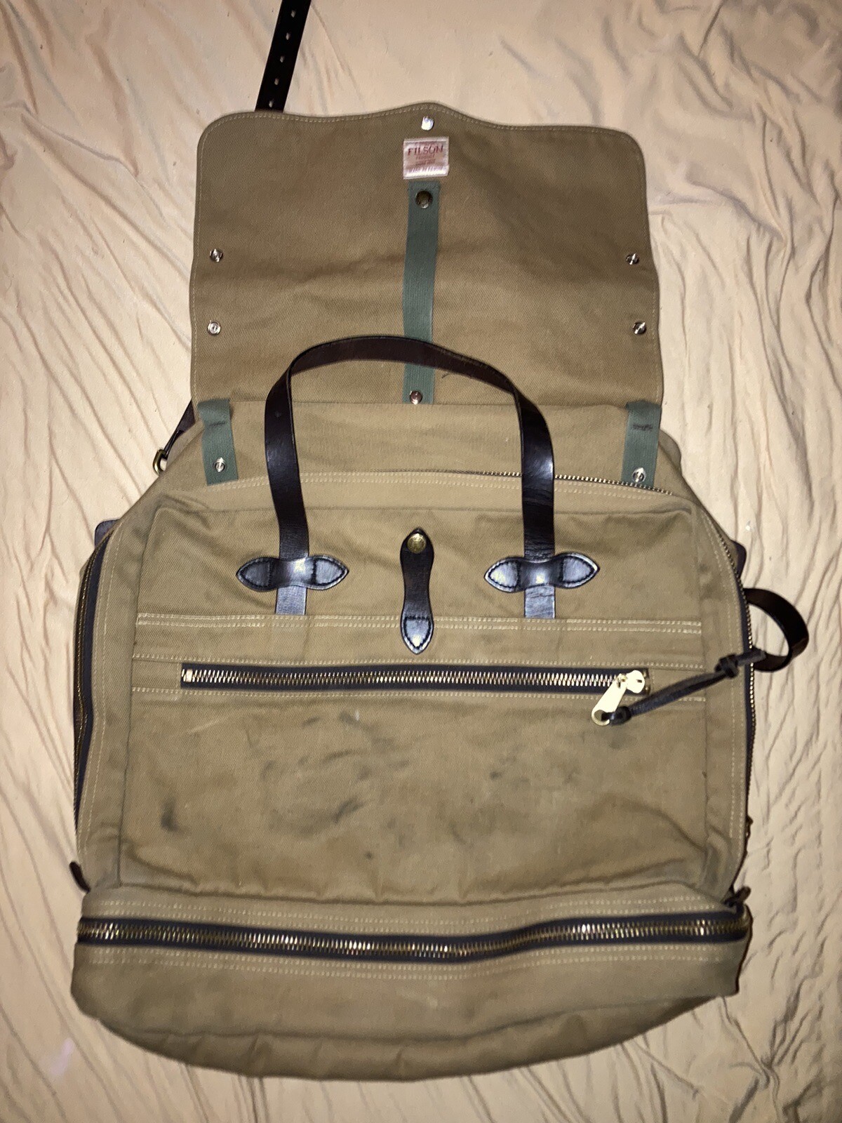 Filson Outfitter Travel Bag in Tan Rugged Twill Gem
