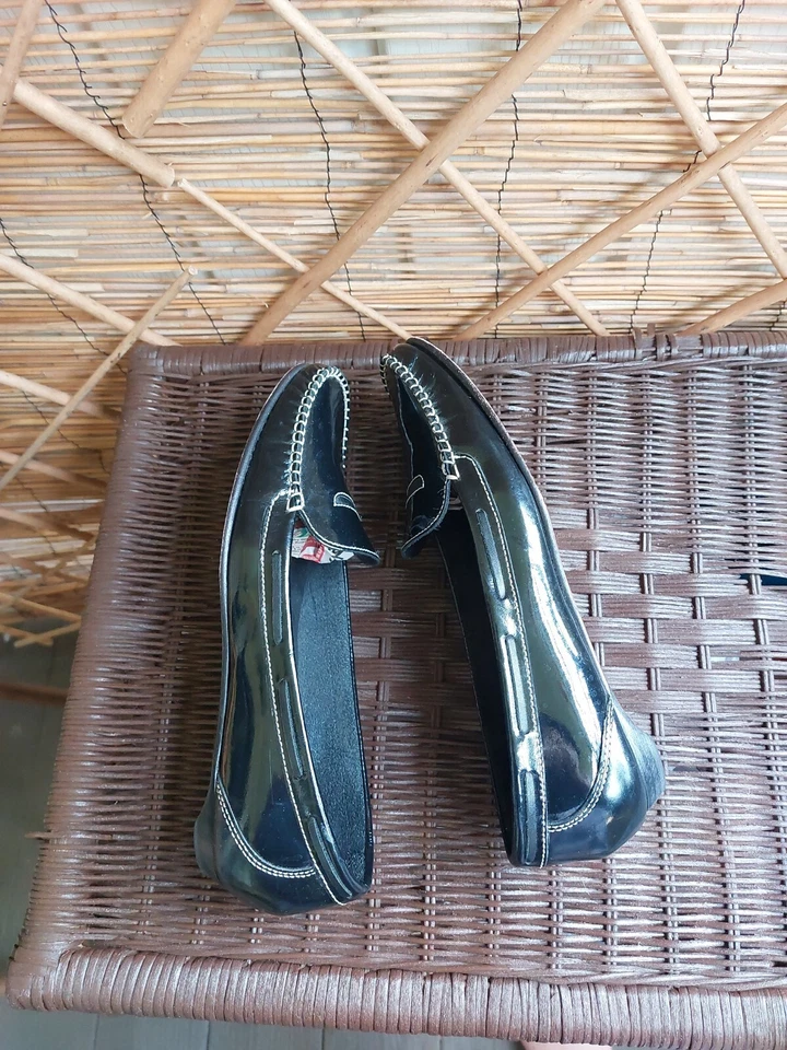 Cole Haan Black Patent Leather Loafers Stich Heels Flats Shoes Size 9AA INDIA - Image 3 of 4