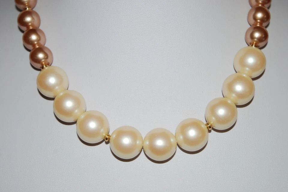 COLLAR GRADUADO VINTAGE MONET COUTURE GRANDE BEIGE Y BLANCO ACRÍLICO IMITACIÓN PERLAS Foto 3 de 4