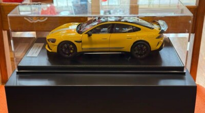 Xiaomi SU7 Ultra Official Car Model 1 to 18 Gift Box Edition