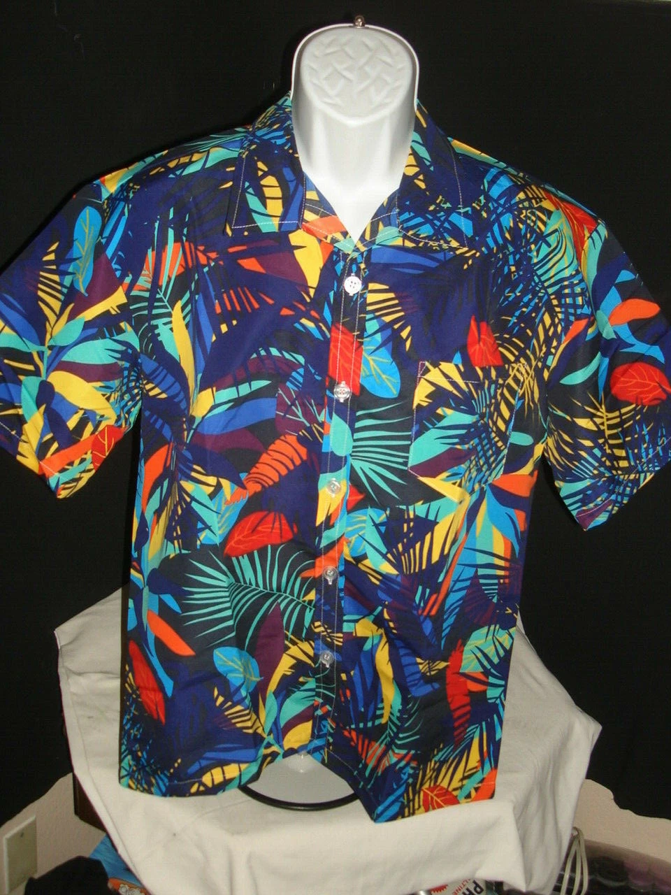 NWT TAILOR PAL LOVE MULTI COLOR LEAF PRINT 100% POLY S/S HAWAIIAN SHIRT SZ. M