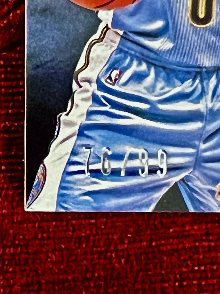 Camiseta deportiva Panini Gold Standard Rookie 2015-16 triple automática ##296 Emmanuel Mudiay/99 Foto 3 de 4