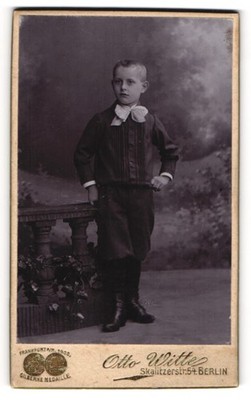 Fotografie Otto Witte, Berlin, Skalitzer-Str. 54, Kleiner Junge in hübscher Kle 