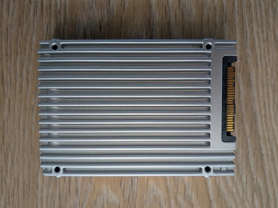Intel P3600 series 2.0TB PCIe U.2 SSD SSDPE2ME020T4D MLC SSD - 2 Bit - langlebig - Bild 1 von 2