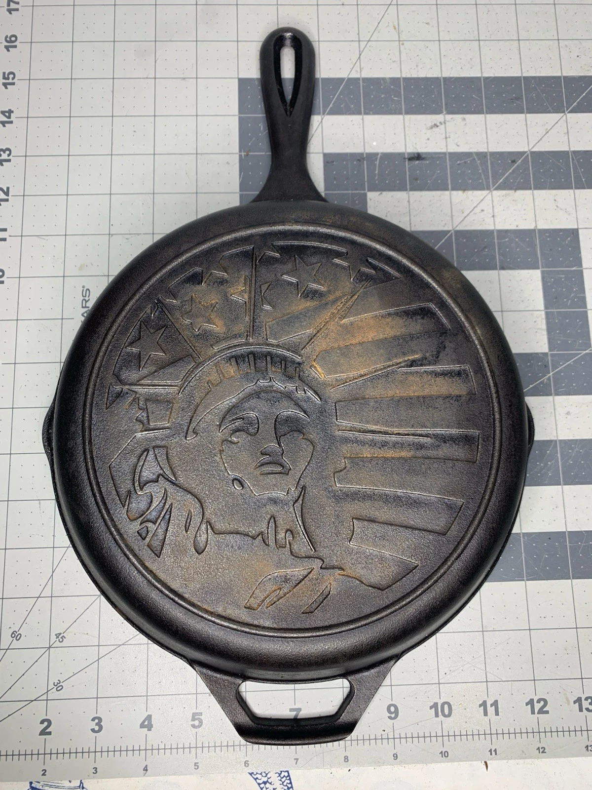 10 Inch Lodge Statue of Liberty Cast Iron Frying Pan Skillet Very Rare 10" (E2)
