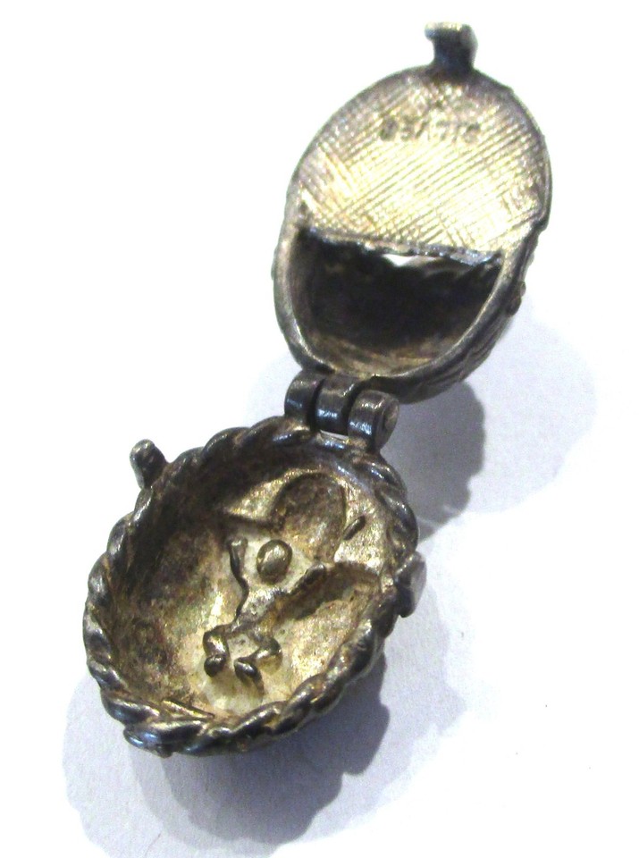 silver-vintage-charm-moses-basket-or-crib-opens-reveals-baby-inside