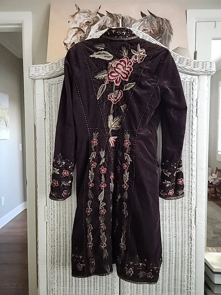 Casaco bordado de veludo marrom TWO TEN FIVE 2.10.10.5. XS PEQUENO EXCELENTE - Imagem 2 de 4