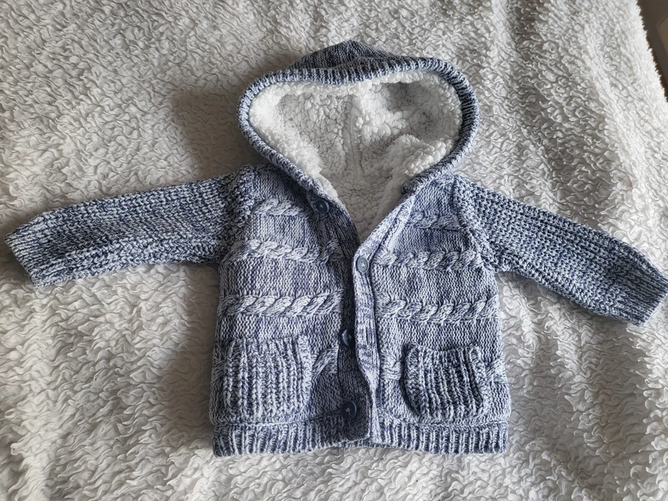Kuschel Strickjacke mit Teddyfutter u.Kapuze,blau/weiß mel.Gr.0-3 Mon.Unisex