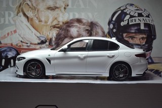 OTTO MOBILE ALFA ROMEO GIULIA METALIC WHITE 1/18 SCALE RESIN MODEL CAR