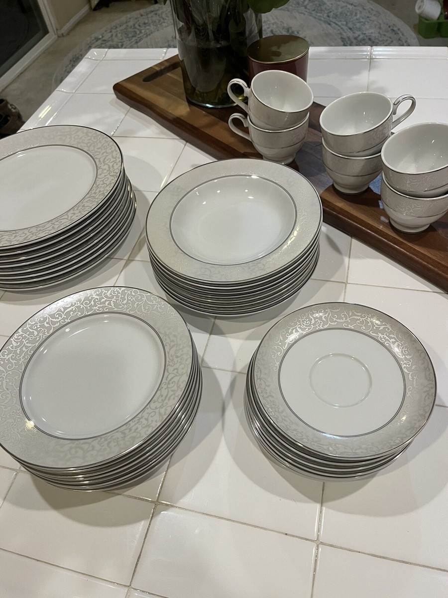 Mikasa Fine China Parchment Dinnerware Set (38 Pieces)