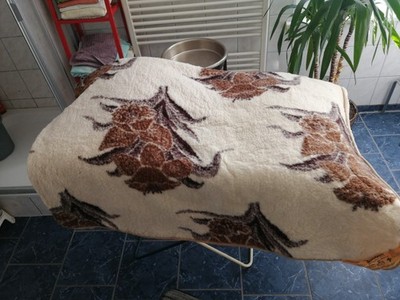 eine Decke  Lama Gold 130 x 190 cm weiß  und mit Muster Kuscheldecke