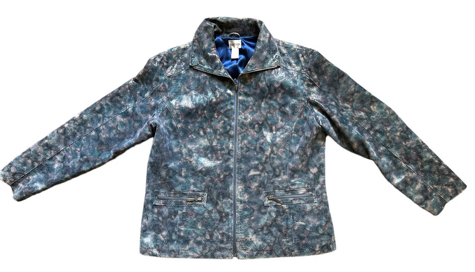 Chaqueta Chico's Cuero Azul Estampado Serpiente Brillante Cremallera Completa Bolsillos Forrados Talla 12 Usada en Excelente Condición Foto 4 de 4