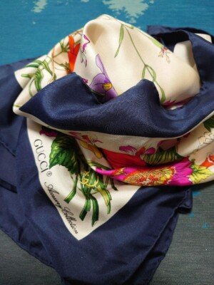 GUCCIスカーフ　85×85 GUCCI Gucci large silk scarf with floral pattern, approx. 85 cm