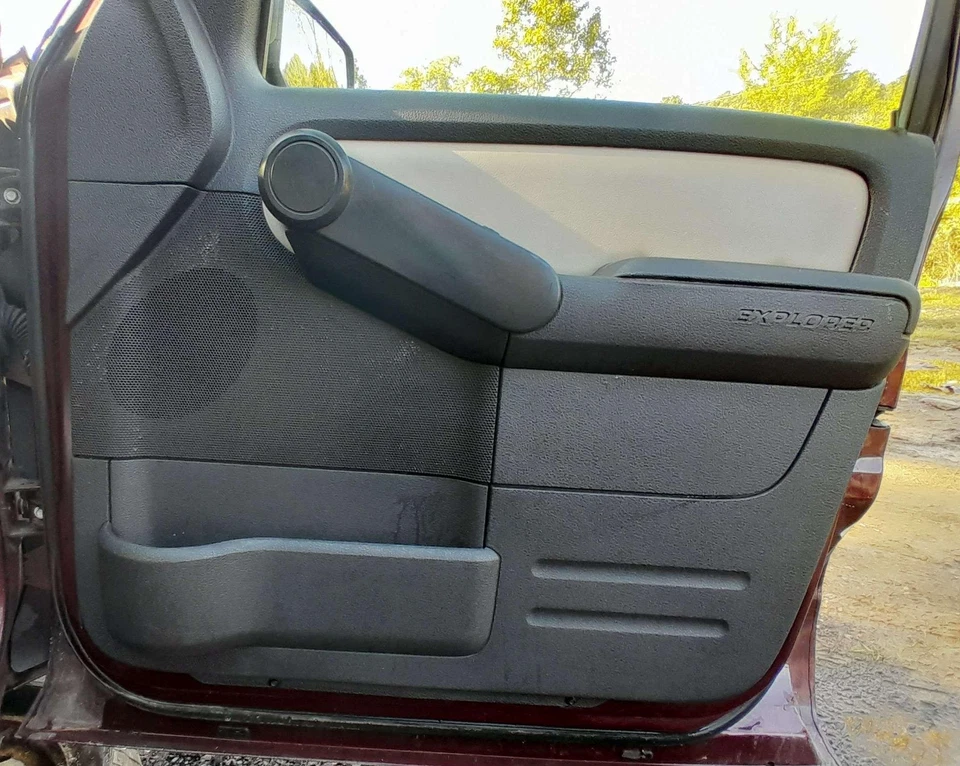 08-09 Ford Explorer Sport Trac Panel de puerta delantera lado derecho del pasajero negro/gris Foto 3 de 3