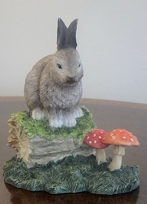 Wildhase auf Baumstamm Figur. Leonardo Collection McNeil Studio 2013 Resin